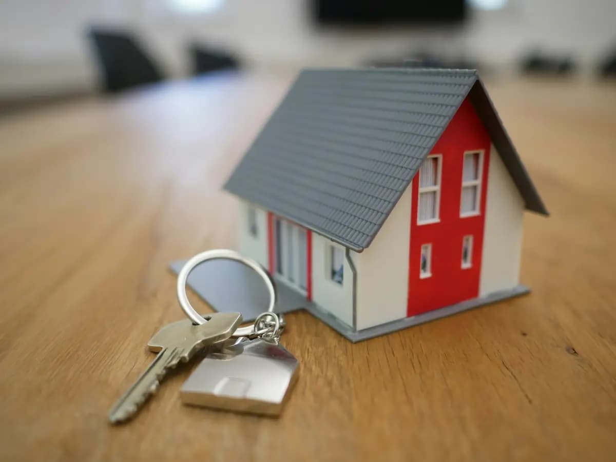 Chaves ao lado da miniatura de uma casa